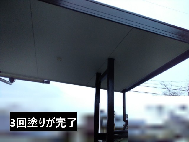 玄関屋根（庇）　3回塗り塗装が完了
